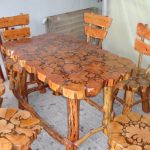 Niezwykły ręcznie wykonany drewniany stół i krzesła