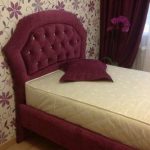 Single bed na may burgundy headboard capitone