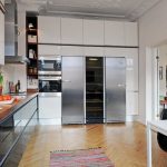 Virtuvė iki pat lubų, skirta efektyviam erdvės naudojimui