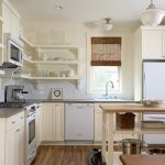 Design of the corner kitchen without wall cabinets