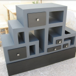 Oryginalne pudełko kartonowe z otwartymi półkami i szufladami
