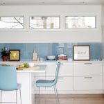 Jednostavna bijela i plava kuhinja bez gornjih ormara
