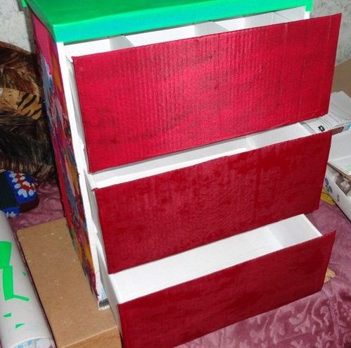 Multi-kulay na dibdib ng mga drawer na gawa sa karton