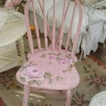 Różowe krzesło z niezwykłym tyłem