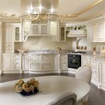 Elegantiška klasikinė virtuvė su spinta ir lentynomis iki lubų.