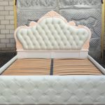 Elegantiška pieniškos spalvos lova su keturiomis pusėmis