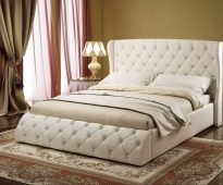 Elegantní měkká postel s capitone dekorem v ložnici