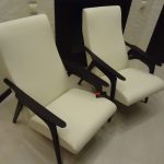 Eleganckie jasne krzesła po naprawie