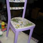 Lilac chair na may decoupage Spring