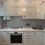 Modern white kitchen na may mataas na cabinet sa kisame