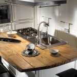 Moderne keuken met een eiland van natuurlijk hout