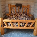 Naka-istilong wooden bed