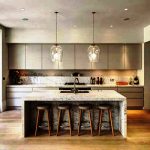 Stilinga pilka palėpės stiliaus virtuvė su didelėmis spintelėmis