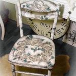 Snygg inredning av dekorerad stol