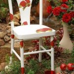 Snygg vit stol med rosor från den gamla mormor