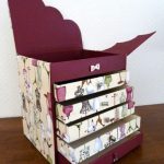 Ang naka-istilong sewing chest ng mga drawer na gawa sa karton
