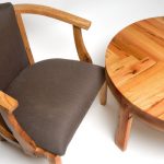 Ręcznie robiony drewniany stół i krzesło