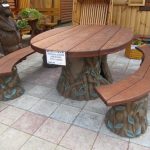 Stół i ławki wykonane z drewna z elementami kuźniczymi