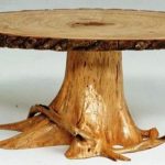 Stalas iš kelmo ir medžio iškirpimo
