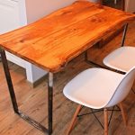 Table na may solid wood kitchen worktop na may metal legs