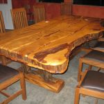 Meja kerja untuk meja dapur diperbuat daripada kayu semula jadi