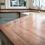Keukenblad van massief hout voor de keuken van onregelmatige vorm