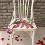 Chair pagkatapos repair at pagkukumpuni gamit decoupage pamamaraan Tulips