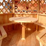 Kumportableng round table sa gazebo