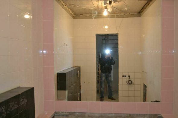 Installing a mirror in the bathroom