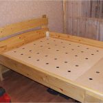 Trä säng med plywood bas