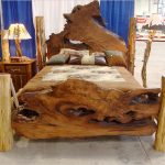 Dzikie drewno na tył domowego łóżka