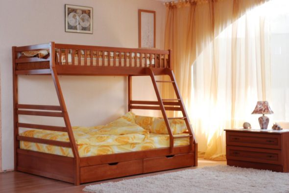 Bunk wooden bed para sa tatlong tao