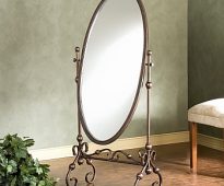 Oval mirror sa stand