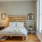 Bed with a back of pallets