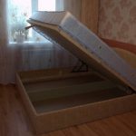 Soft homemade bed na may mekanismo ng nakakataas