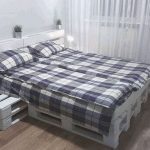 Billig, hållbar och bekväm säng med pallar med egna händer