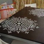 Dining table na may pattern-stencil