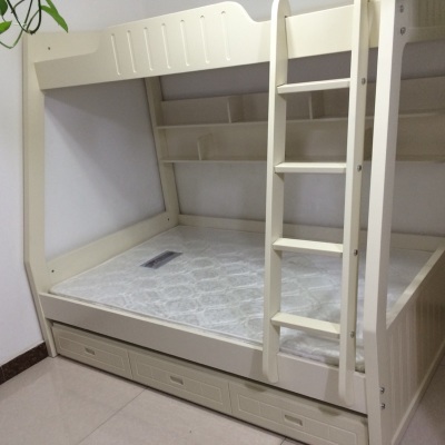 Ang komportableng bunk bed