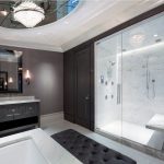Duża łazienka z odpowiednim podziałem na strefy i oryginalnym elementem lustrzanym.