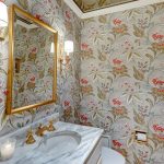 Magandang floral bathroom na may mirrored ceiling