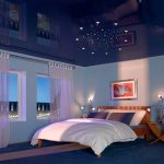Sufit z rozciągliwym lustrem w sypialni w kolorze niebieskim