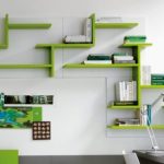 Ang orihinal na interior light green shelves sa itaas ng table
