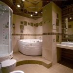 Salle de bains spacieuse avec des carreaux de miroir