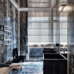Marble bathroom na may mirror ceiling