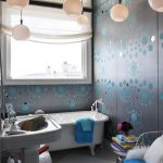Lustrzany sufit i oryginalny żyrandol - najważniejszy element wnętrza łazienki