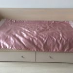 Satin bedspread na may puntas sa isang single bed