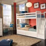 White two-story bed na may chest of drawers