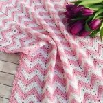 White-pink zigzags on a baby blanket