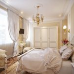 Ang snow-white satin cover para sa isang classical bedroom