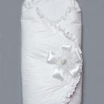 White blanket sobre na may lace at bow